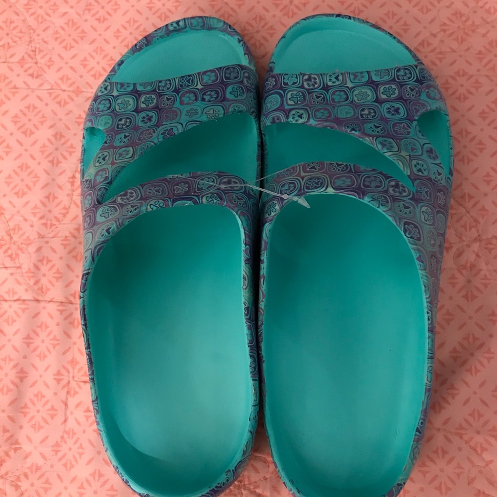 Croc Style Sandals w/Paw Prints🐾